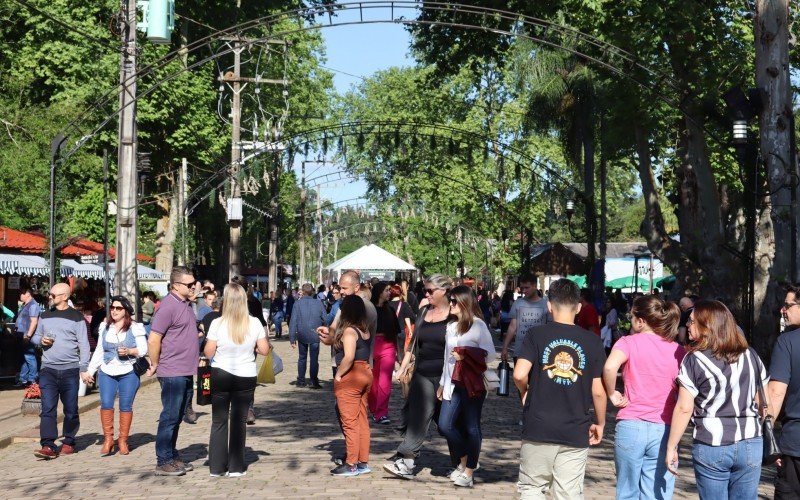 Movimento intenso neste sÃ¡bado no 2.Âº Festival da CachaÃ§a de Ivoti