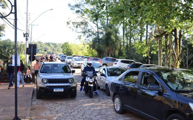 Movimento intenso neste sÃ¡bado no 2.Âº Festival da CachaÃ§a de Ivoti