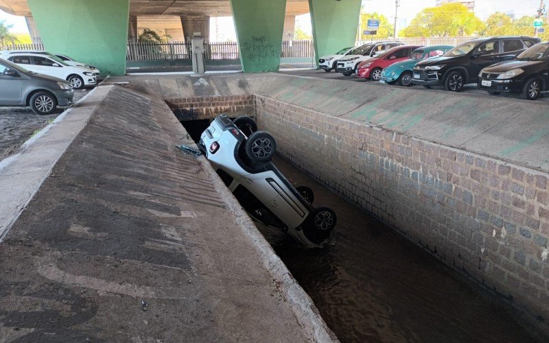 Motorista cai com Duster em valÃ£o de Canoas