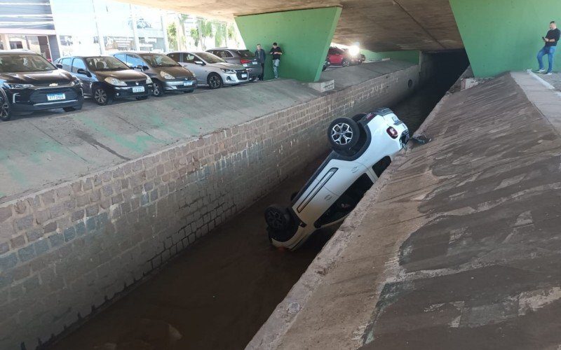 Motorista cai com Duster em valÃ£o de Canoas
