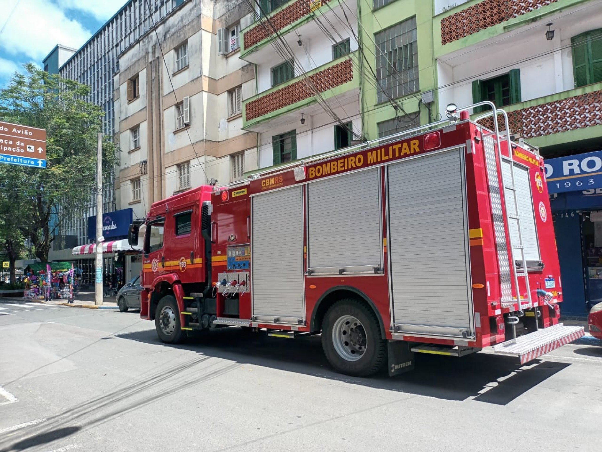 Corpo de Bombeiros resgata gatinha que foi parar em marquise de prédio no Centro de Canoas