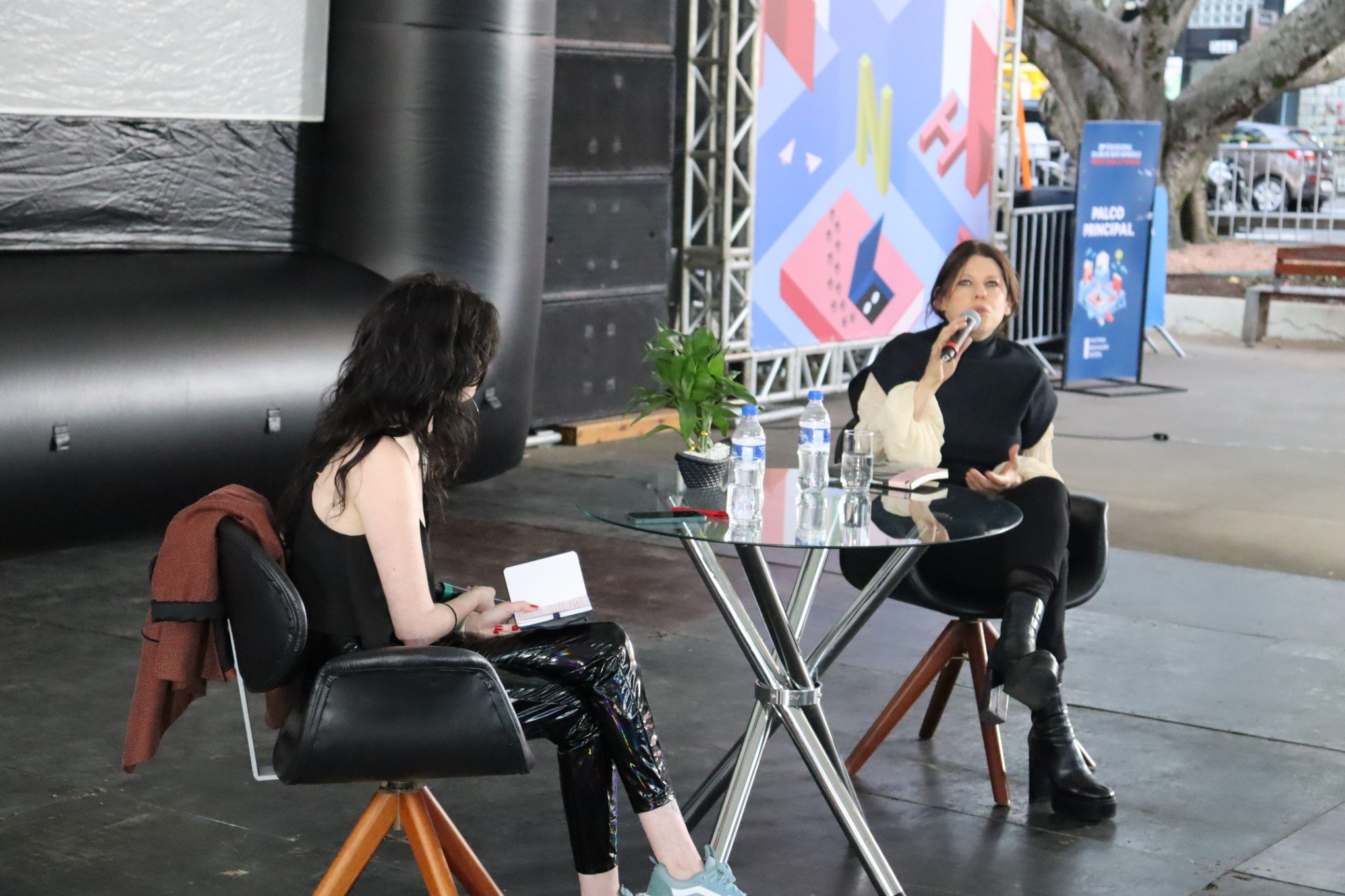 "Toda a vez que volto pra cá é sempre uma novidade": Bárbara Paz conversa com fãs na Feira do Livro de Novo Hamburgo