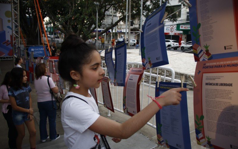 Textos produzidos por estudantes do ensino médio de Novo Hamburgo ficaram expostos durante a Feira do Livro | Jornal NH