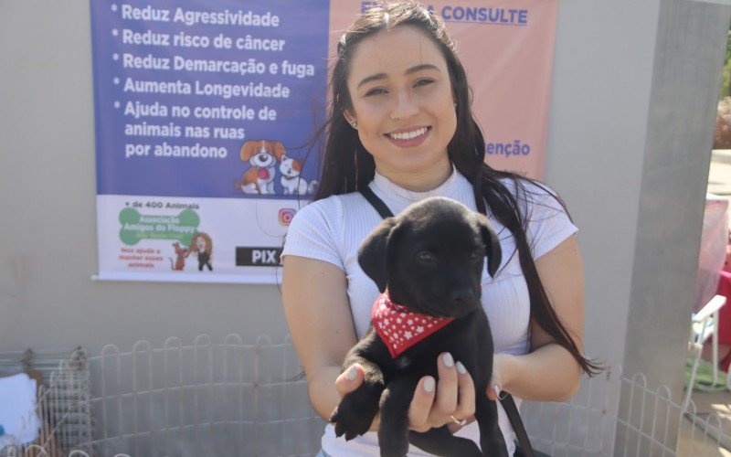 Mariana Veber atua como voluntária da Associação Protetora dos Animais Amigos do Flop