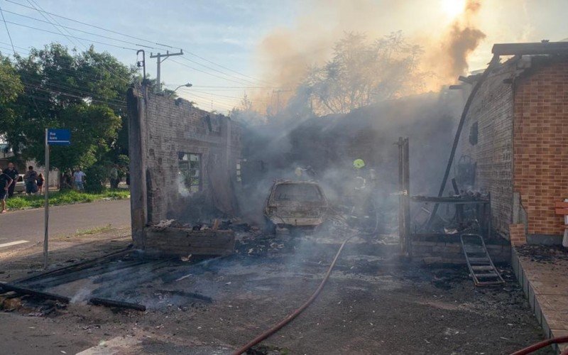 Incêndio destrói mecânica e carro que estava no estabelecimento em Novo Hamburgo