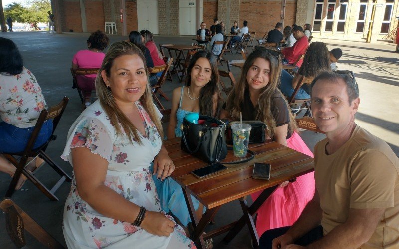 Jaqueline e a família curtiram muito o evento | Jornal NH