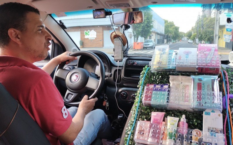 Motorista de aplicativo do Vale do Sinos cria loja dentro do carro; veja vídeo