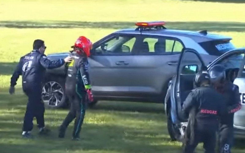 Ator escapou ileso apÃ³s forte batida contra barreira de pneus