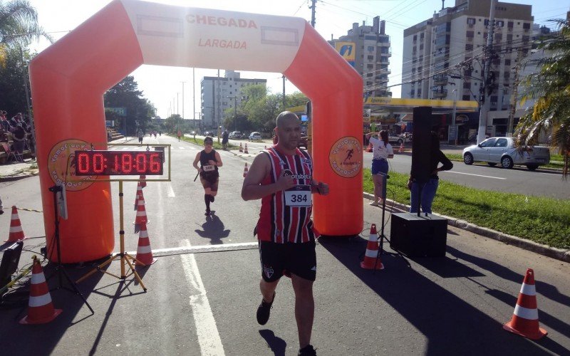 Corrida em homenagem ao Dia do Professor ocorreu neste domingo (15)