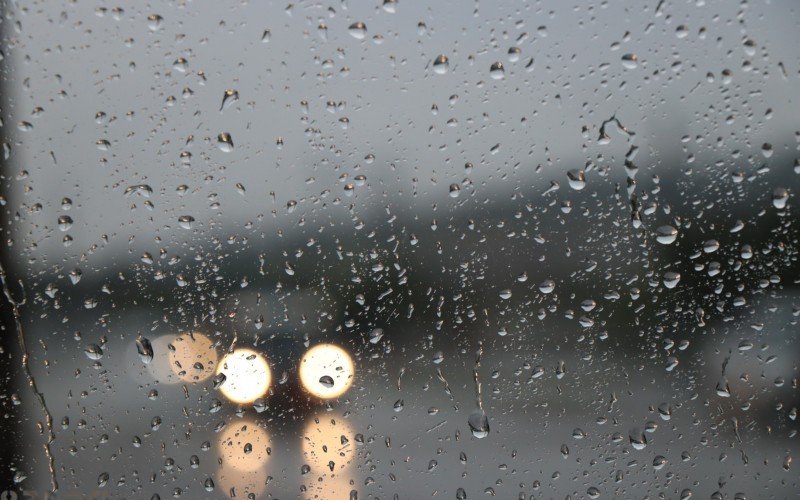 PREVISÃO DO TEMPO: Ar tropical quente e úmido pode causar chuva nas próximas horas no RS