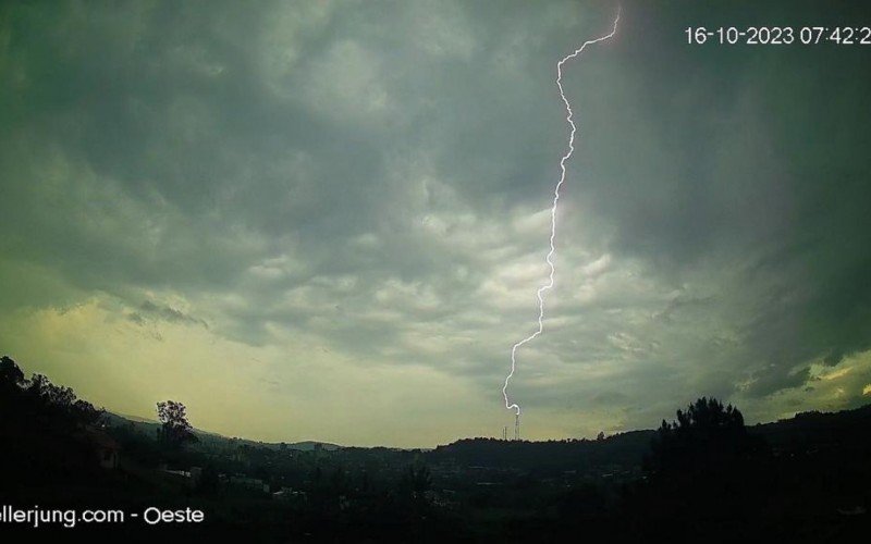 Raios foram capturados na RegiÃ£o Metropolitana de Porto Alegre, na manhÃ£ desta segunda-feira