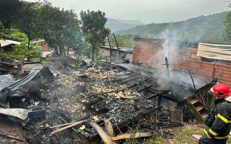 Homem ateou fogo em casa com mulher e filho dentro 