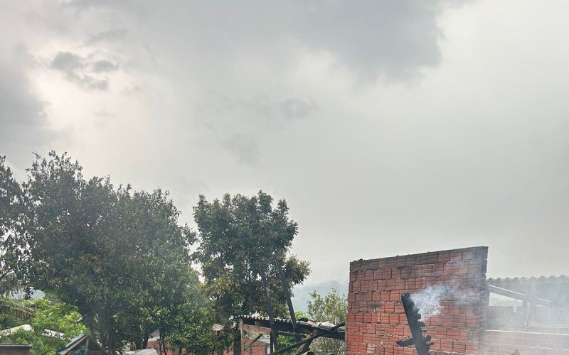 Bombeiros levaram cerca de 1h30 entre combate das chamas, rescaldo e isolamento do local