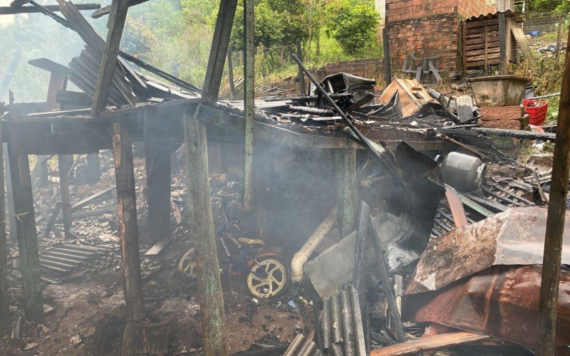 Casa ficou totalmente destruÃ­da apÃ³s o incÃªndio