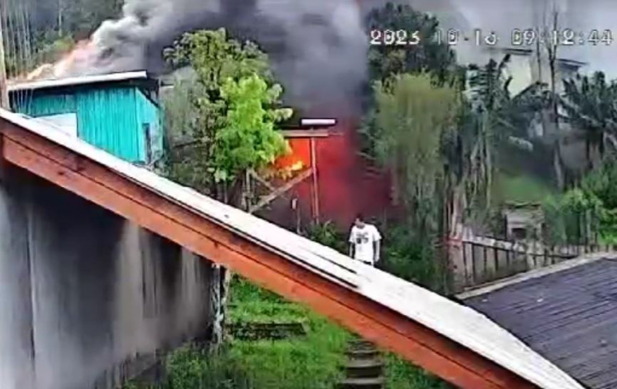 Vídeo mostra homem deixando casa após atear fogo com a esposa e o filho dentro no Vale do Paranhana; assista