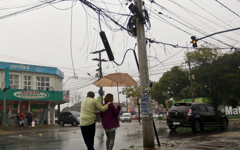 Fios e cabos geram reclamações entre moradores