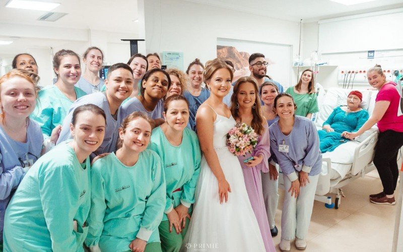 DÃ©bora Herrmann surpreendeu a mÃ£e ao aparecer pronta para o casamento, em hospital de Lajeado