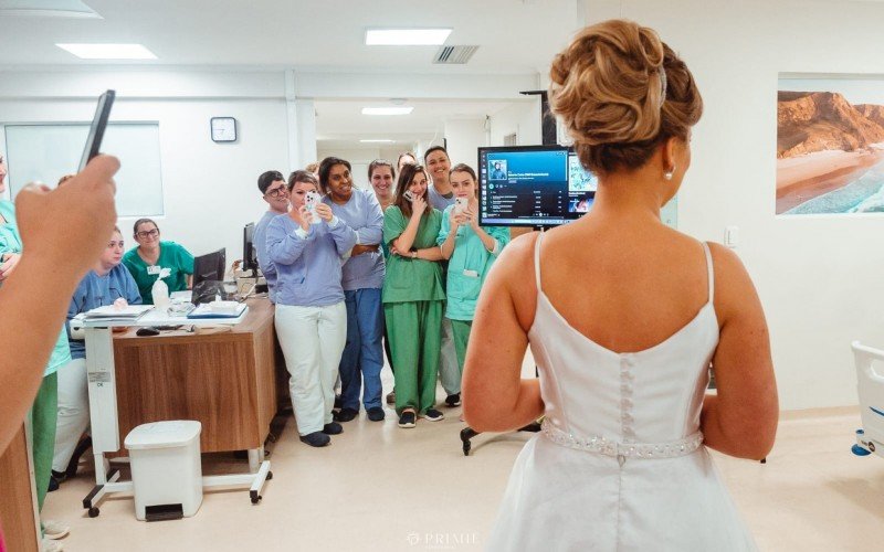 DÃ©bora Herrmann surpreendeu a mÃ£e ao aparecer pronta para o casamento, em hospital de Lajeado