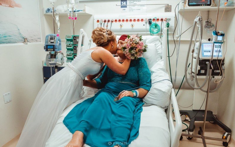 DÃ©bora Herrmann surpreendeu a mÃ£e ao aparecer pronta para o casamento, em hospital de Lajeado