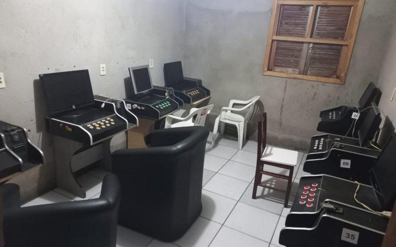 Dono de bar Ã© preso; mÃ¡quinas caÃ§a-nÃ­queis e cigarros contrabandeados foram encontrados no estabelecimento