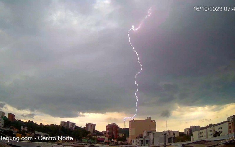 Raio histórico atinge torre telefônica de Taquara nesta segunda | Jornal NH