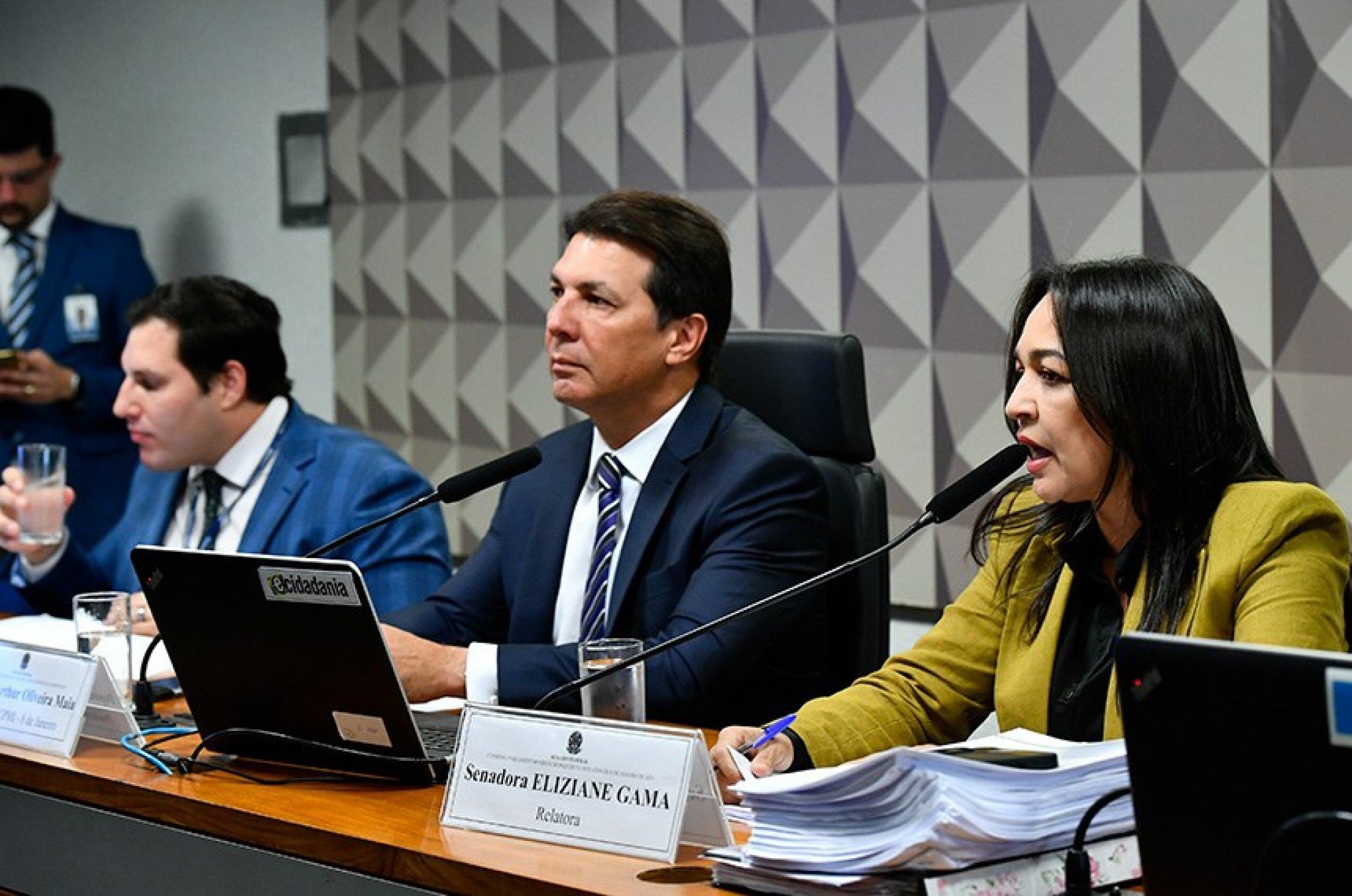 Eliziane apresenta o relatório ao lado do presidente da CPMI, deputado Arthur Maia | Jornal NH