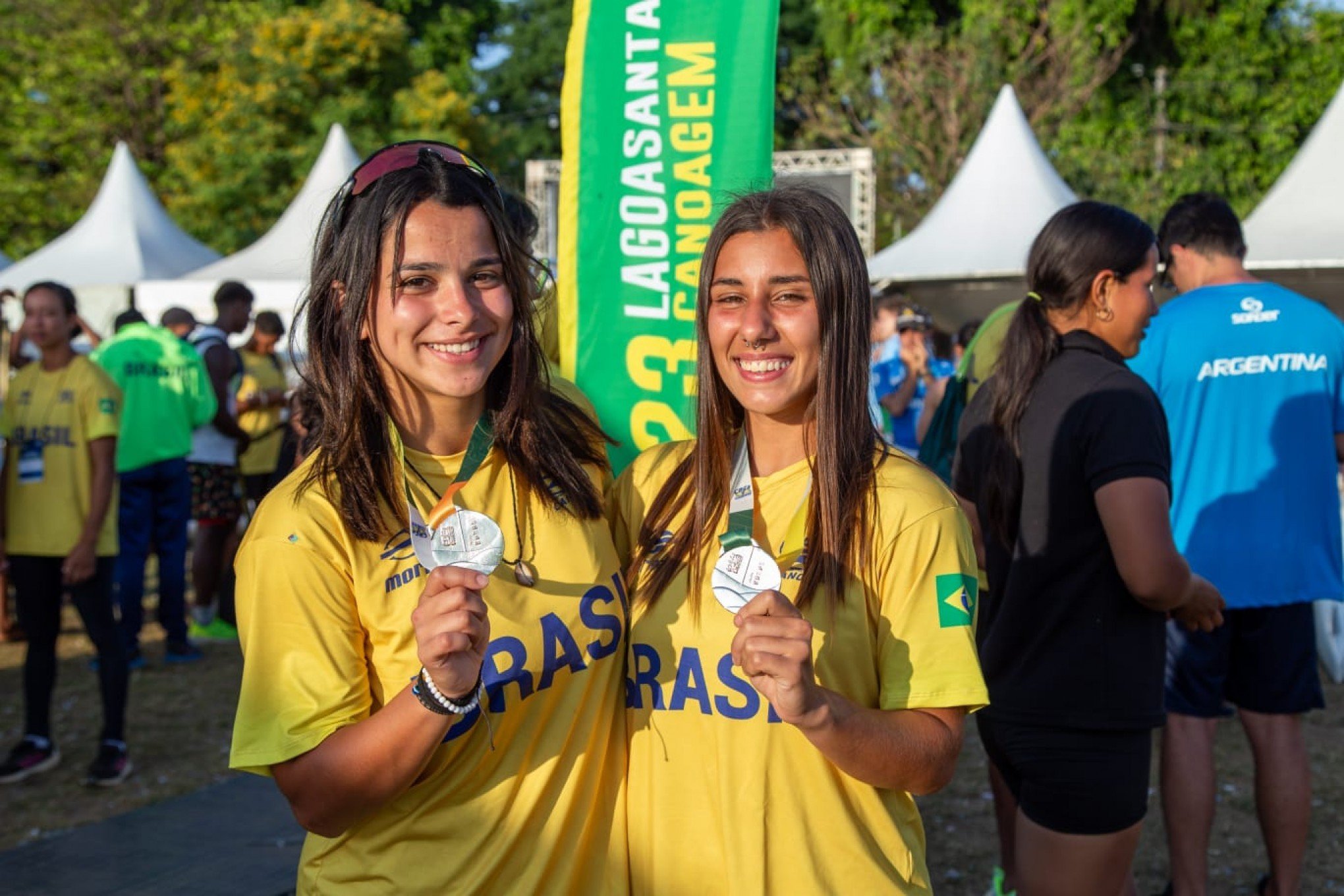 Rauany e Giovana, com as medalhas de prata no sul-americano