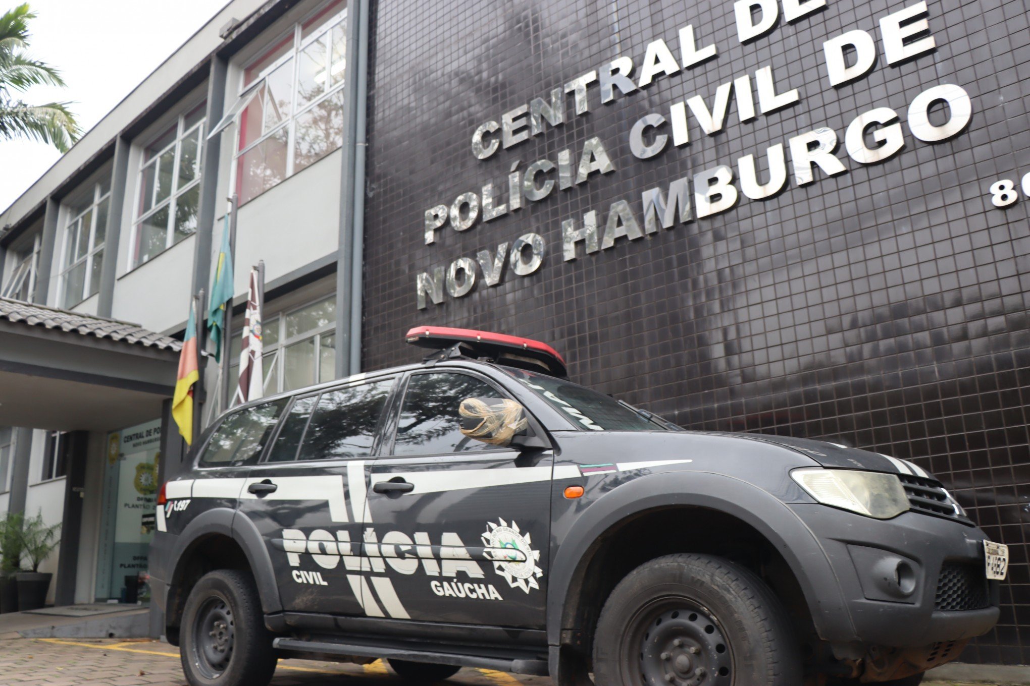 Taxista pega passageiro na frente de casa noturna e é assaltado em Novo Hamburgo