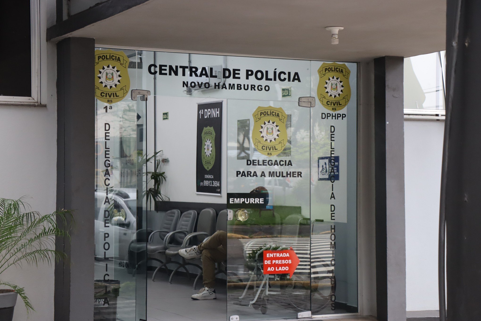 Novo Hamburgo: Após discussão em grupo do WhatsApp, briga entre primas termina com uma esfaqueada e outra presa
