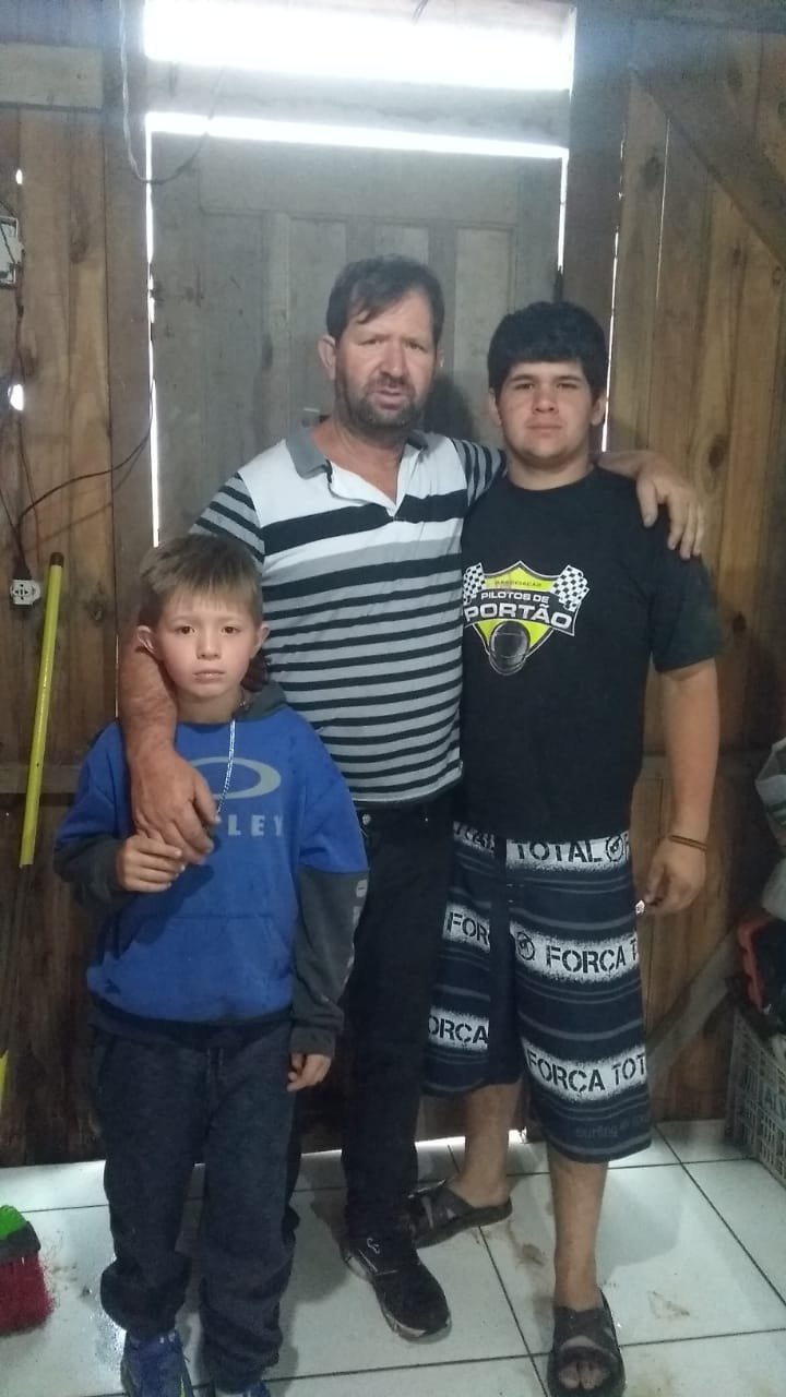 Sandro Almeida com os filhos Emanuel e Ezequiel