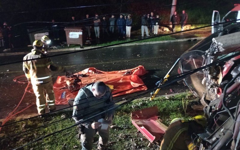 Caminhou bateu contra poste de energia elÃ©trica, no bairro VÃ¡rzea Grande, em Gramado