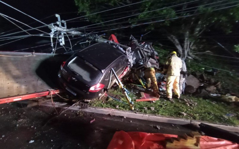 Caminhou bateu contra poste de energia elÃ©trica, no bairro VÃ¡rzea Grande, em Gramado