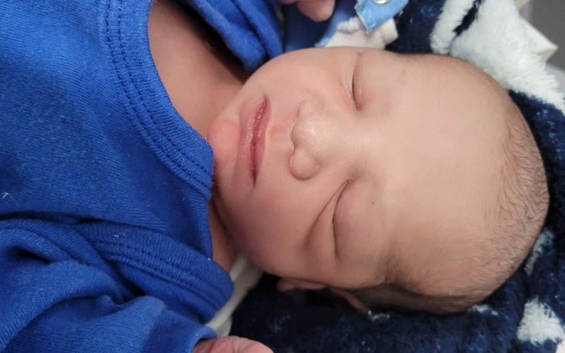"Foi em questão de minutos": Bebê nasce no meio da sala de casa em Novo Hamburgo