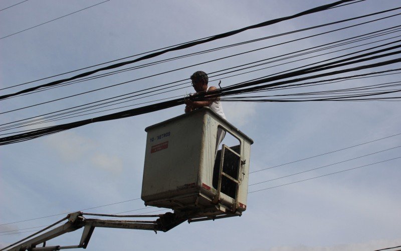 Depois de limpar a fiação, cabos são amarrados 