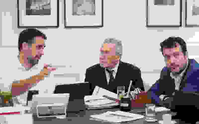 Governador Eduardo Leite com o presidente do IPE Saúde, Paulo Afonso Oppermann, e o chefe da Casa Civil, Artur Lemos | Jornal NH