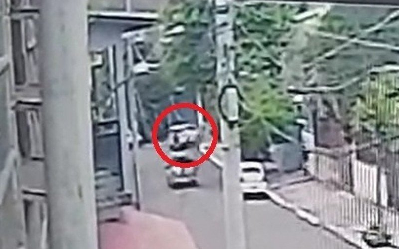Imagens confirmam que EcoSport branca (detalhe) não foi roubada, mas levada por dois homens com a permissão da mulher que forjou assalto   | Jornal NH