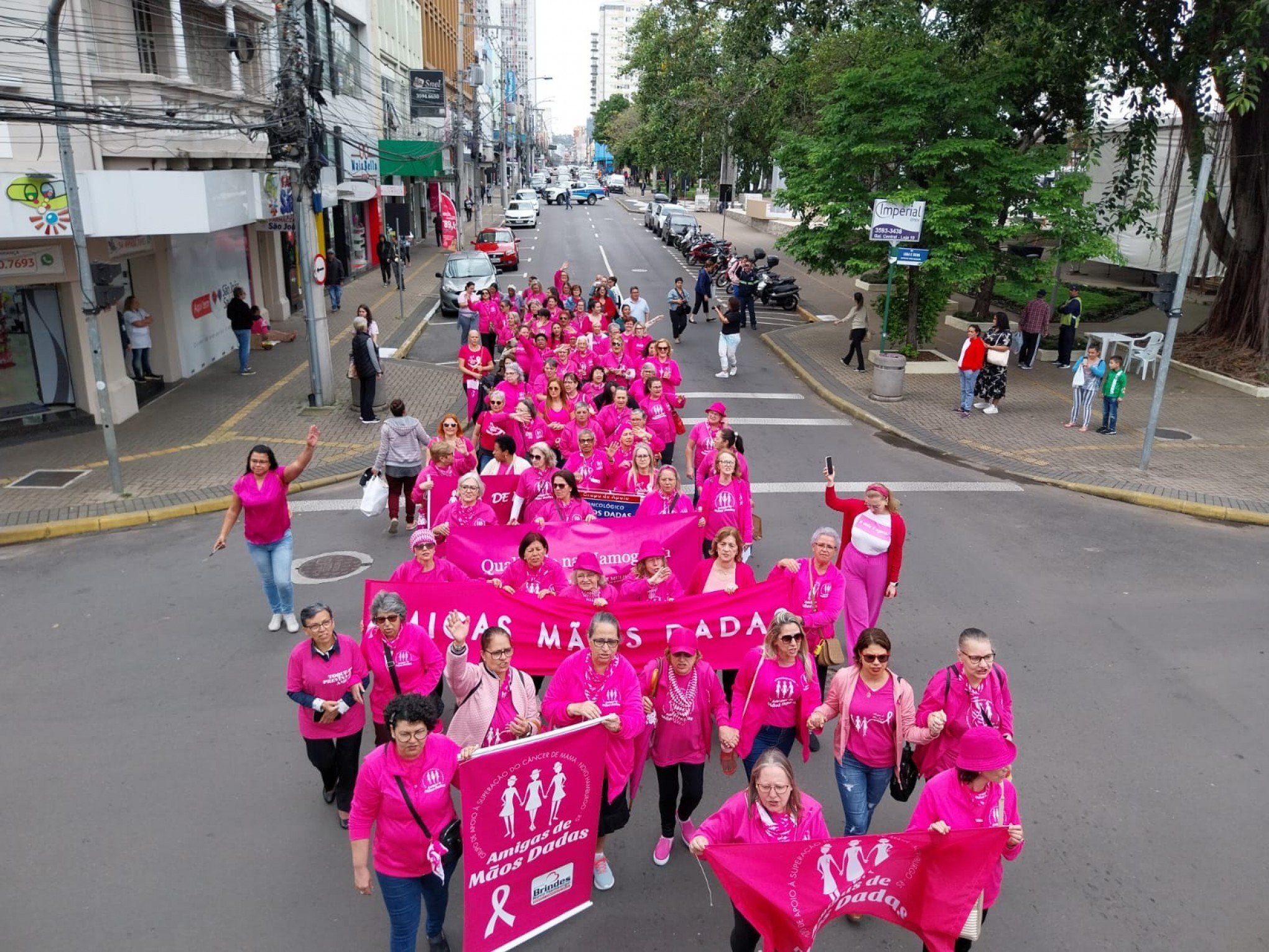 VÍDEO: Com roupas e sombrinhas rosas, mulheres ocupam ruas do Centro para alerta importante