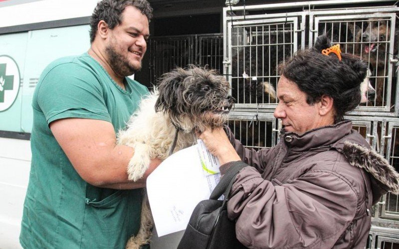 Cachorros resgatados da enchente do GuaÃ­ba sÃ£o devolvidos aos seus tutores em Porto Alegre 
