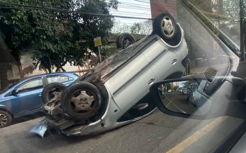 Motorista fica ferida após Mercedes Benz capotar na Avenida Maurício Cardoso | Jornal NH