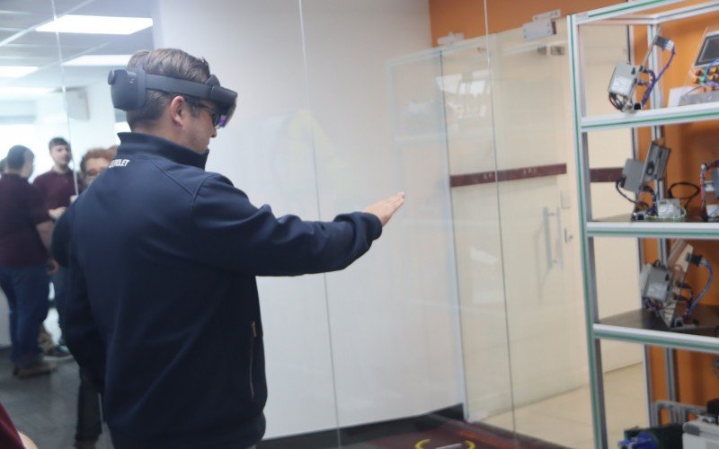 Durante lançamento do MetaIndústria, participantes puderam experimentar óculos de realidade virtual 