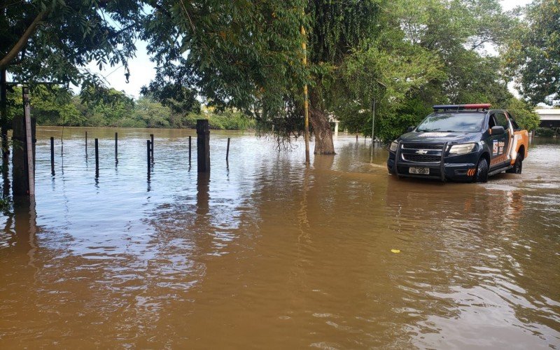 Rio dos Sinos segue inundando a Rua da Praia 