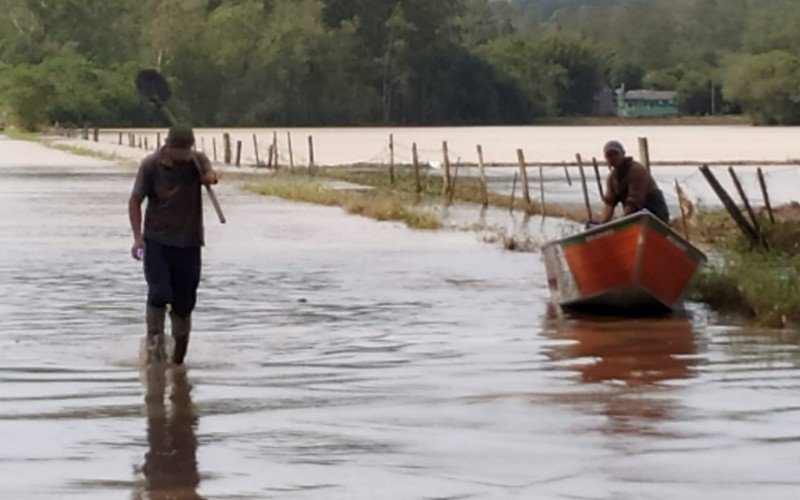 Defesa Civil atua com barcos para auxiliar moradores | Jornal NH