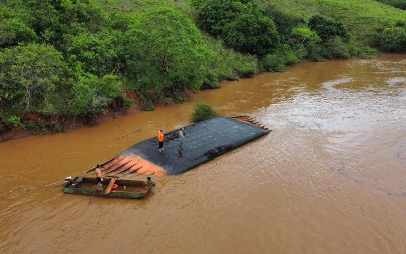 FOTOS: Buscas são feitas em rio após desaparecimento de condutor de balsa que virou com caminhão carregado de tijolos