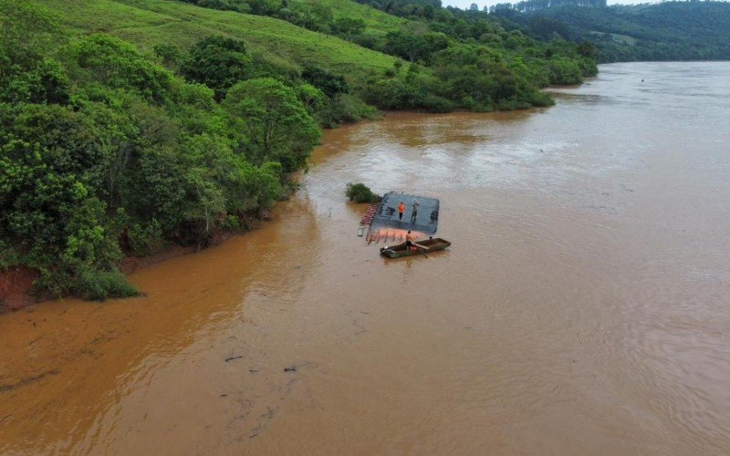 Buscas em rio após desaparecimento de condutor de balsa que virou com caminhão carregado de tijolos