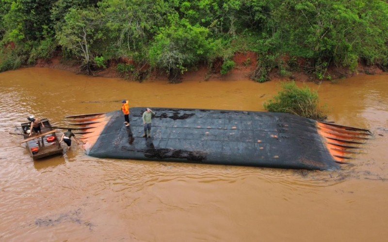 Buscas são feitas em rio após desaparecimento de condutor de balsa que virou com caminhão carregado de tijolos