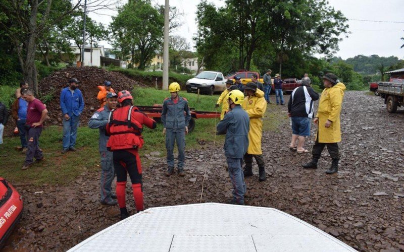 Buscas são feitas em rio após desaparecimento de condutor de balsa que virou com caminhão carregado de tijolos