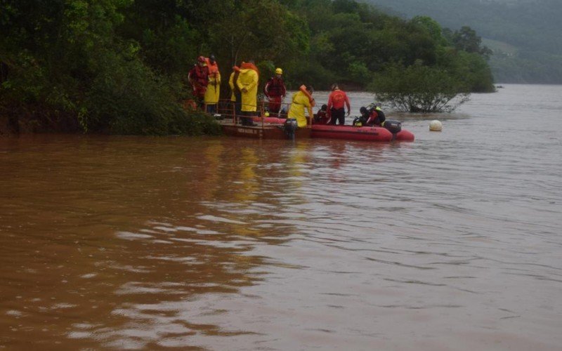 Buscas em rio após desaparecimento de condutor de balsa que virou com caminhão carregado de tijolos