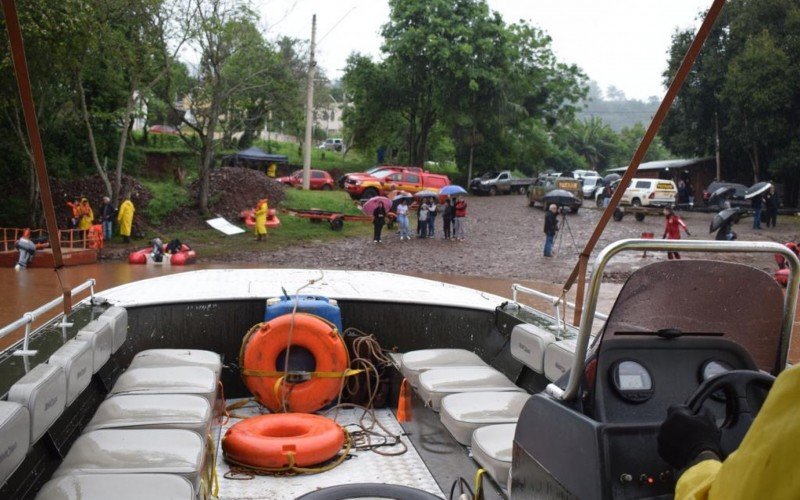 Buscas são feitas em rio após desaparecimento de condutor de balsa que virou com caminhão carregado de tijolos