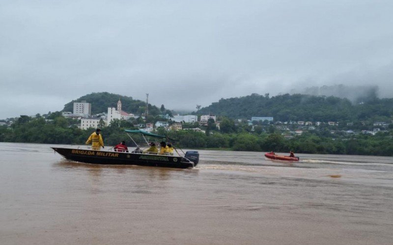 Buscas em rio após desaparecimento de condutor de balsa que virou com caminhão carregado de tijolos