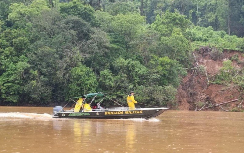 Buscas são feitas em rio após desaparecimento de condutor de balsa que virou com caminhão carregado de tijolos